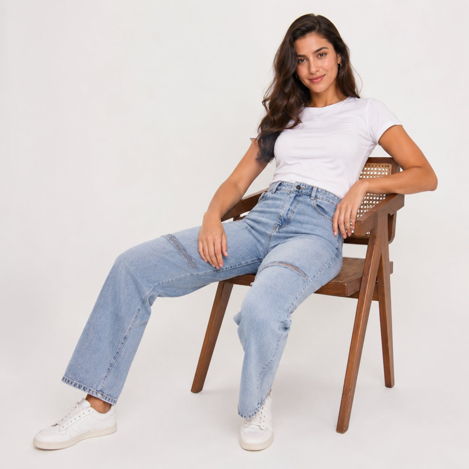 Women's Light Wash Distressed Straight Fit Jeans-4